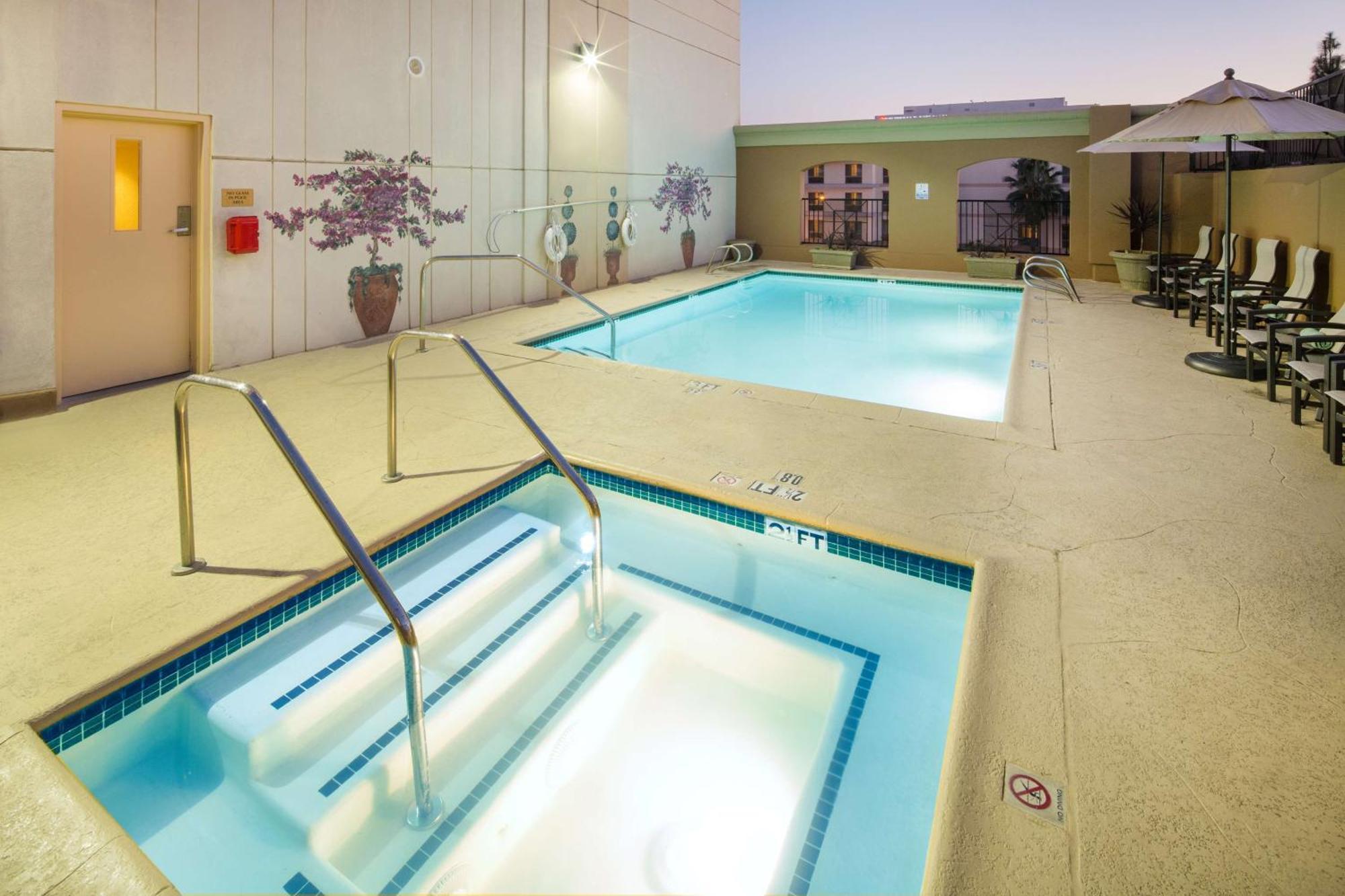 Hotel Zessa Orange County Airport, A Doubletree By Hilton Santa Ana Exterior photo