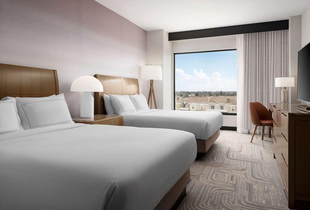 Hotel Zessa Orange County Airport, A Doubletree By Hilton Santa Ana Room photo