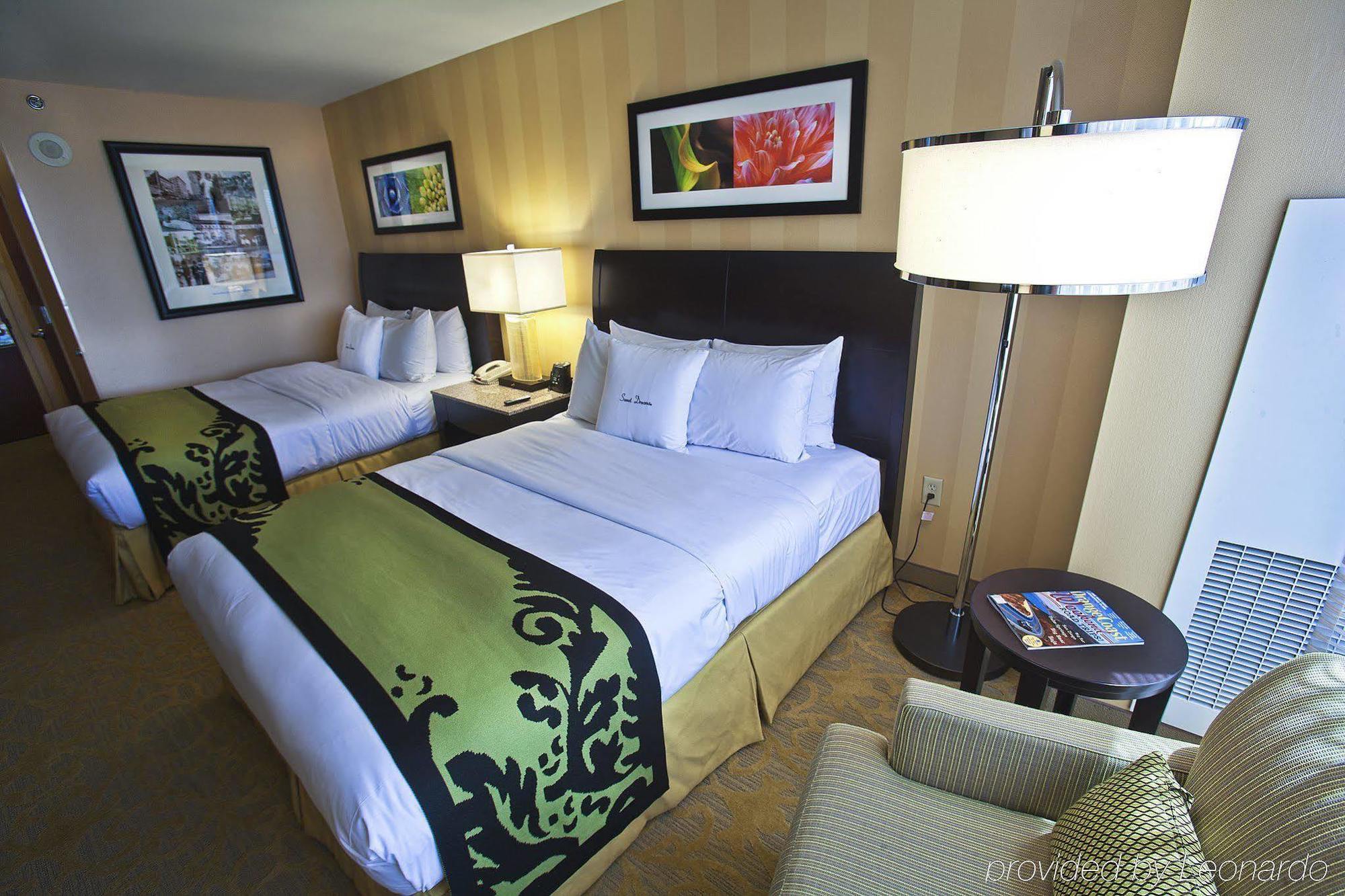 Hotel Zessa Orange County Airport, A Doubletree By Hilton Santa Ana Room photo