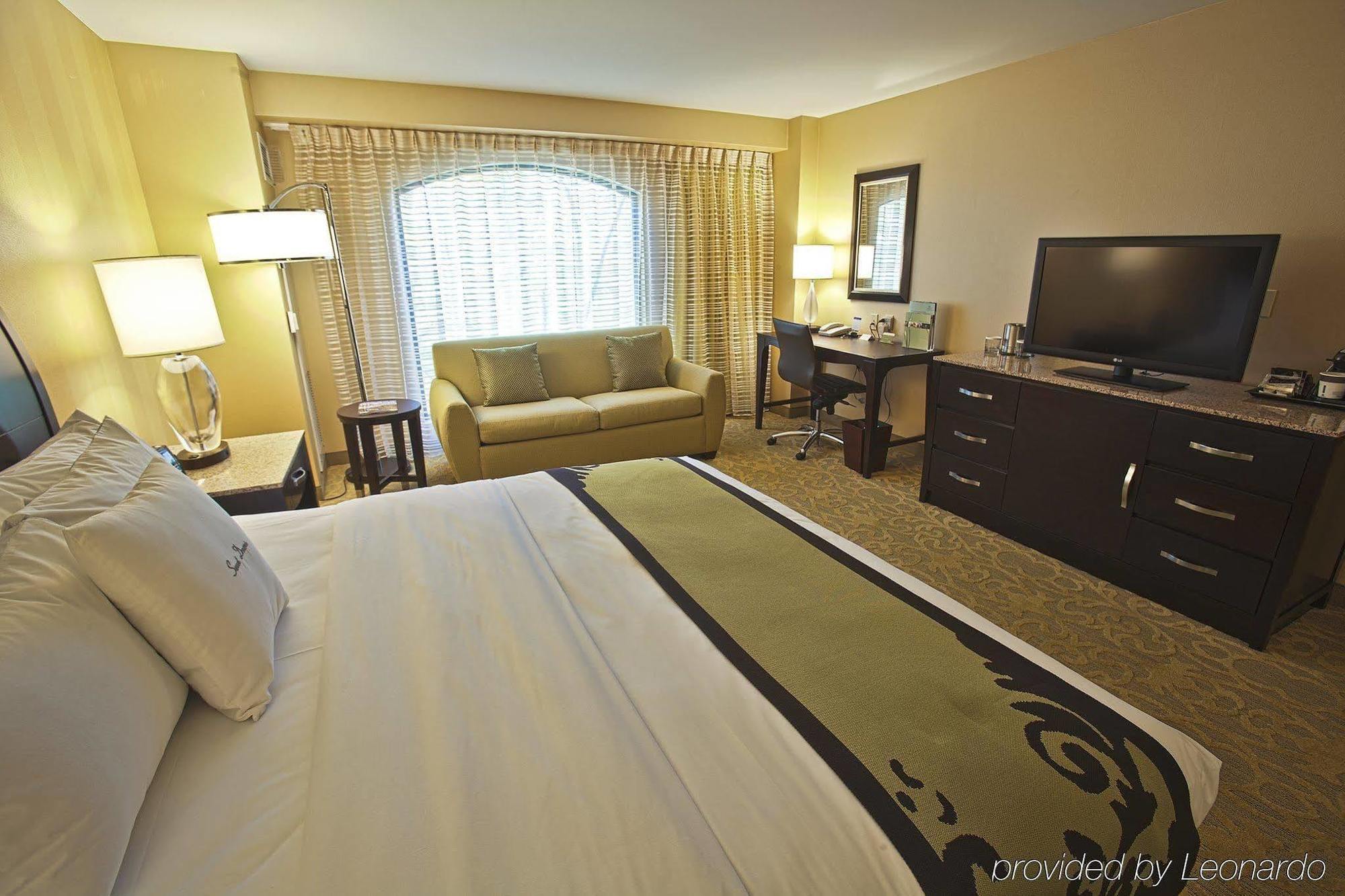 Hotel Zessa Orange County Airport, A Doubletree By Hilton Santa Ana Room photo